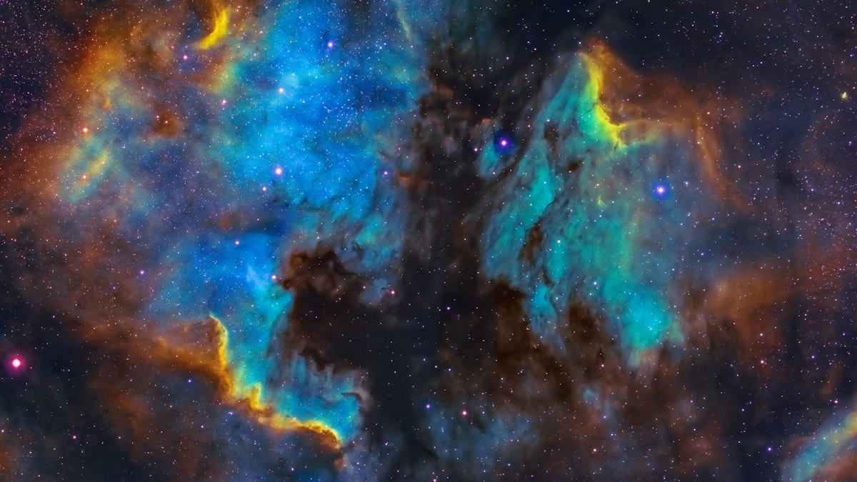 星が生まれる領域を象徴する星雲の姿。今回の観測対象は約2700光年先のいっかくじゅう座R2領域。（イメージ）