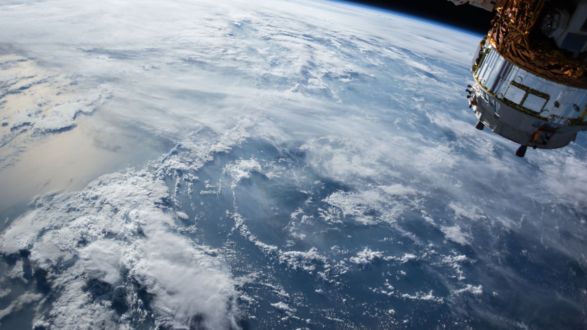 地球を回る人工衛星のイメージ。準天頂衛星「みちびき」は日本上空を通る軌道から測位情報を提供する。(イメージ)